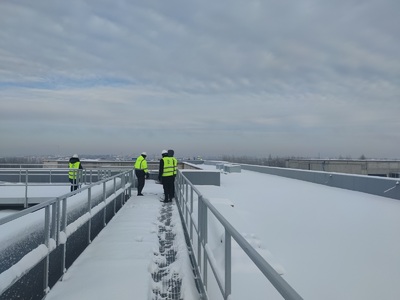  Zdjęcie przedstawiające placu budowy Świętokrzyskiego Kampusu Laboratoryjnego Głównego Urzędu Miar w Kielcach zimą 2022 roku