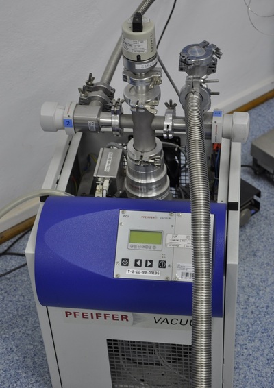 Pompa turbomolekularna na stanowisku do wytwarzania mieszanin gazowych metodą grawimetryczną Pompa turbomolekularna na stanowisku do wytwarzania mieszanin gazowych metodą grawimetryczną