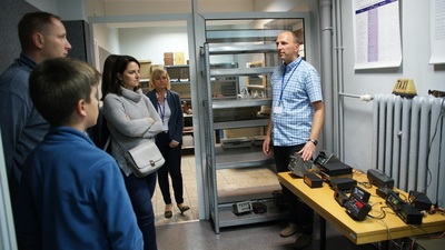  Mężczyzna prezentuje taksometry i tachografy w Laboratorium Długości