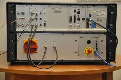  Fragment stanowiska do wzorcowania przetworników udarów mechanicznych - zdjęcie w laboratorium.