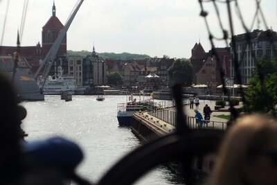  Zdjęcie kanału portowego z widocznym po drugiej stronie starym miastem w Gdańsku.