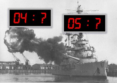 Czarno-białe zdjęcie przedstawiające prawdopodobnie okręt niemiecki Szlezwig-Holsztein, strzelający w kierunku wybrzeża, na zdjęciu naniesione dwa czarne zegary elektroniczne, jeden z czerwonymi cyframi 04, drugi z cyframi 05. Oba zestawy cyfr ze znakami zapytania.