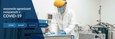  Mężczyzna w białym fartuchu, niebieskich rękawiczkach, maseczce, osłonie z pleksi pochyla się nad urządzeniem w laboratorium. Po lewej stronie napis: Znoszenie ograniczeń związanych z COVID 19. Etap I, Etap II, Etap III, Etap IV.