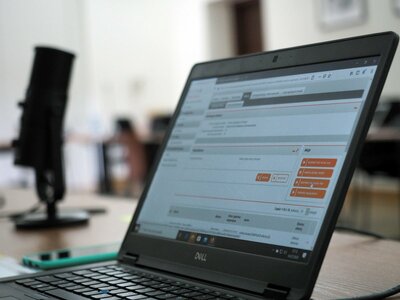  Na zdjęciu widok monitora laptopa.
