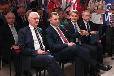  Na zdjęciu, w pierwszym rzędzie siedzi czterech mężczyzn, w kolejnych rzędach siedzą kolejne osoby.