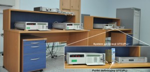 Układ pomiarowy państwowego wzorca czasu i częstotliwości znajdujący się w laboratorium.