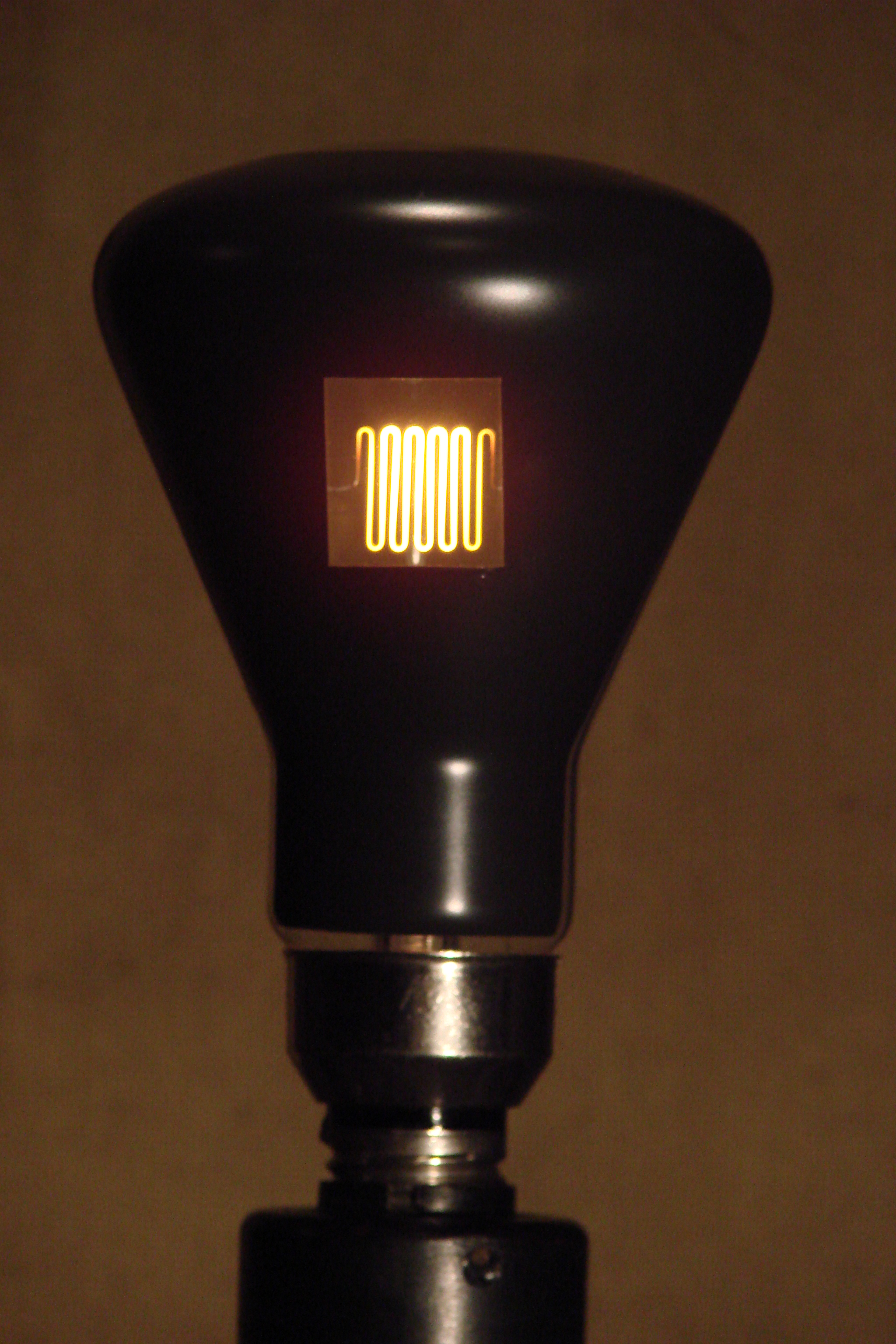 Lampa wchodząca w skład wzorca pośredniczącego jednostki miary światłości kierunkowej.