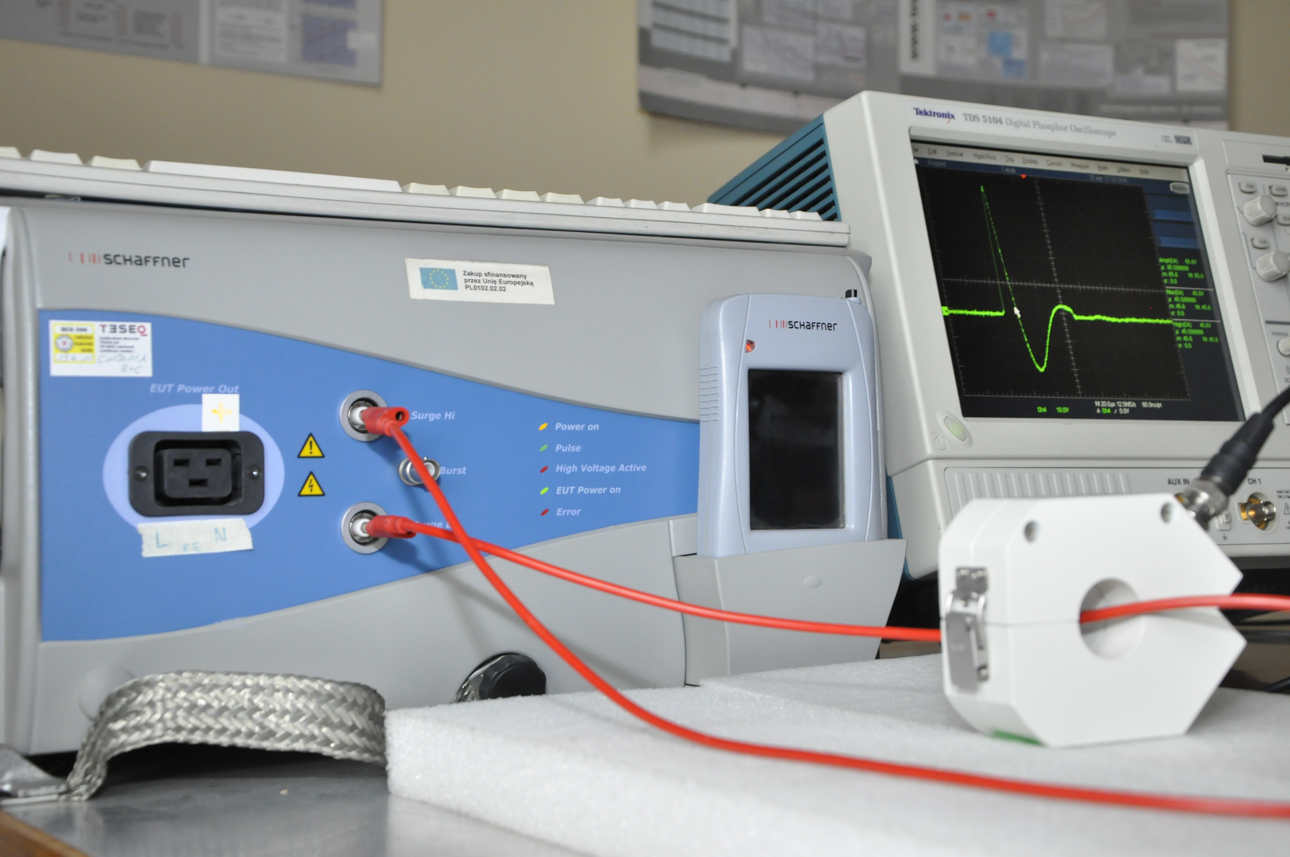Na zdjęciu układ pomiarowy służący do badania odporności na udary piorunowe i łączeniowe.