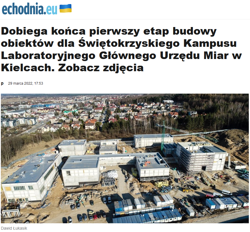Zdjęcie placu budowy Kampusu GUM zrobione z góry, nad nim tytuł artykułu na stronie Echa Dnia i jeszcze wyżej logo Echa Dnia, a obok ukraińska flaga