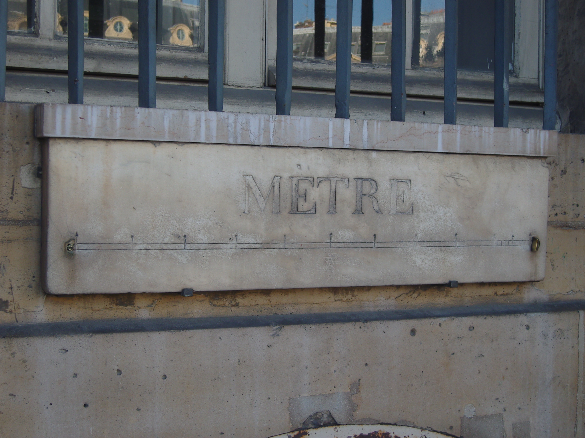 Wzorzec metra w lewej części wejścia do francuskiego Ministerstwa Sprawiedliwości na placu Vendome. Wzorzec jest wmurowany.