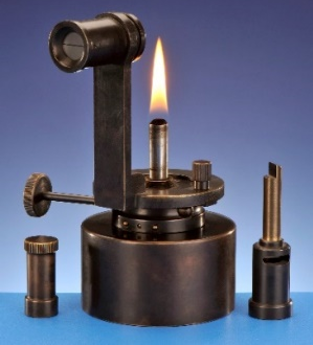 Na zdjęciu specjalny rodzaj świecy, jakiej kiedyś używano w Niemczech i Austrii.