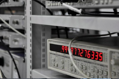 In the laboratory: controlling system that is built to settle national time and frequency standard