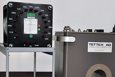 Na zdjęciu w laboratorium zestaw złożony z: komparatora typ 4764, komparatora pomocniczego typ 4781, przekładnika prądowego typ NCD 200. 