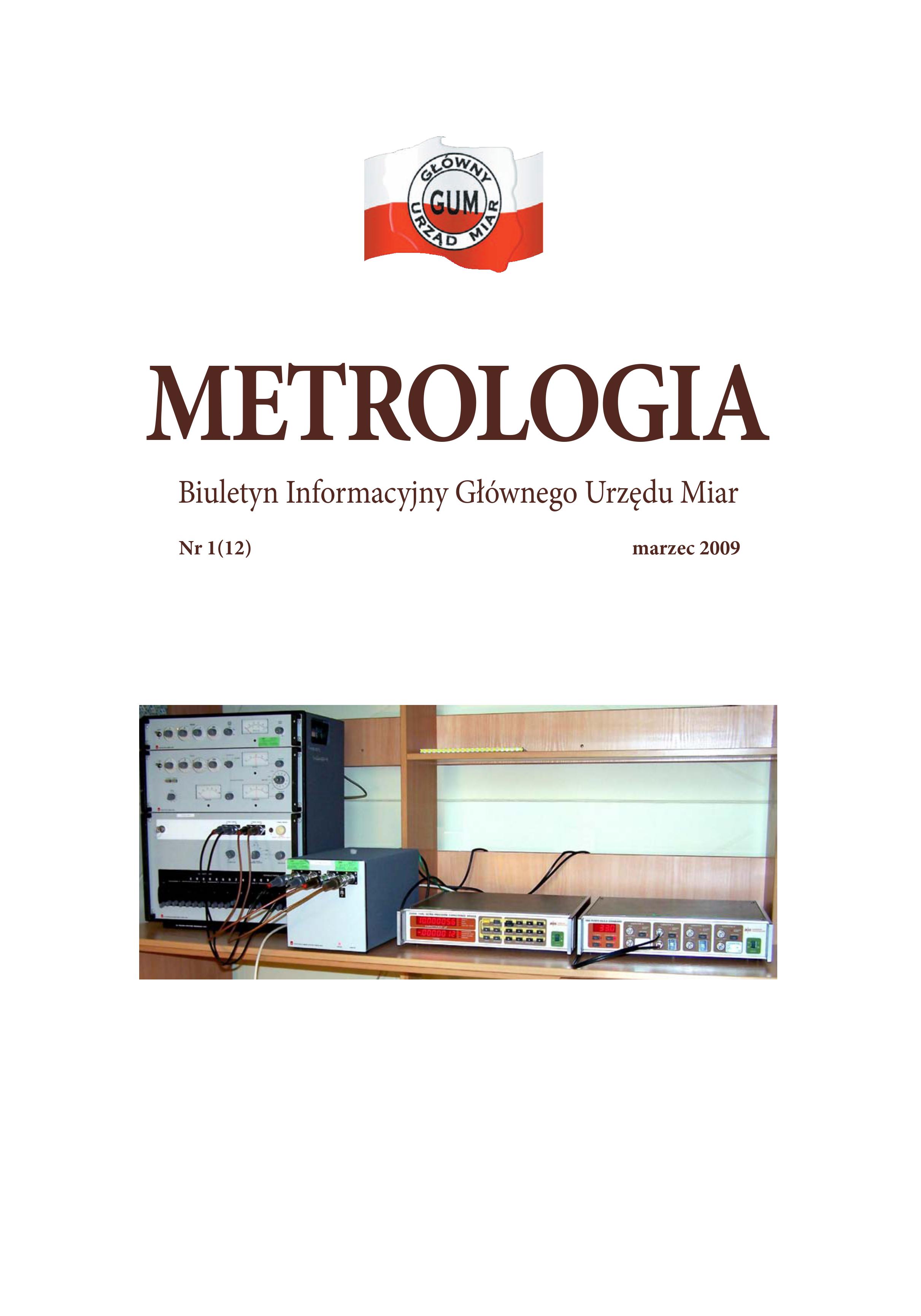 Okładka nr 1 z 2009 r. Biuletynu GUM Metrologia. Na okładce u góry biało-czerwone logo GUM, niżej tytuł Metrologia, a pod nim zdjęcie, na którym widać wnętrze laboratorium ze stanowiskiem pomiarowym usytuowanym na drewnianym blacie.