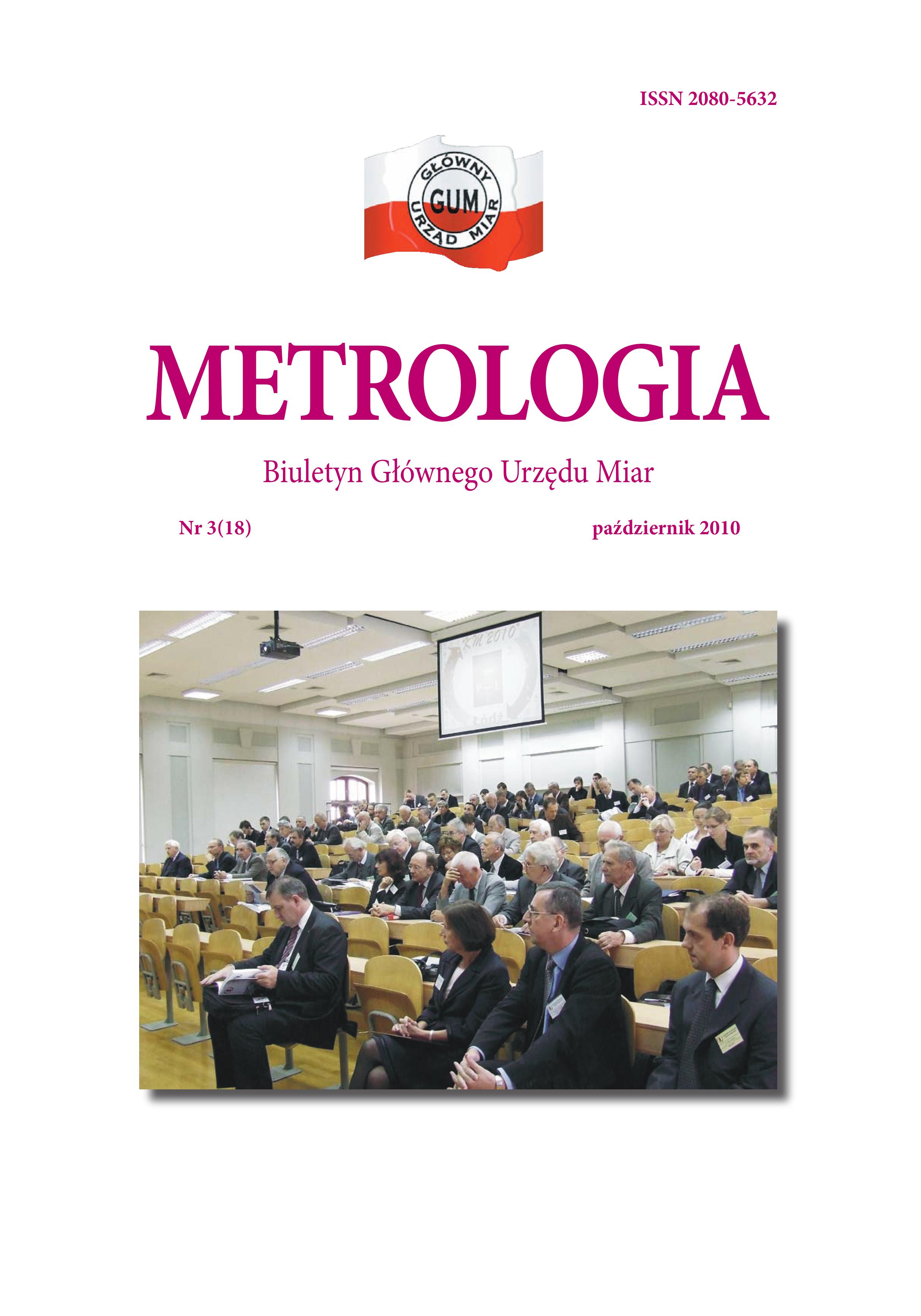 Okładka nr 3 z 2010 r. Biuletynu GUM Metrologia. Na okładce u góry biało-czerwone logo GUM, niżej tytuł Metrologia, a pod nim zdjęcie: kilkadziesiąt osób siedzi na sali konferencyjnej.